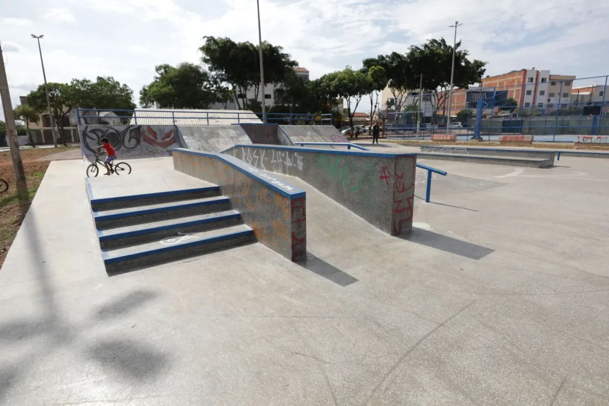 Pista reformada do Skatepark do Paranoá, com escada, rampa e corrimão metálico. Foto: Matheus Borges/Agência Brasília