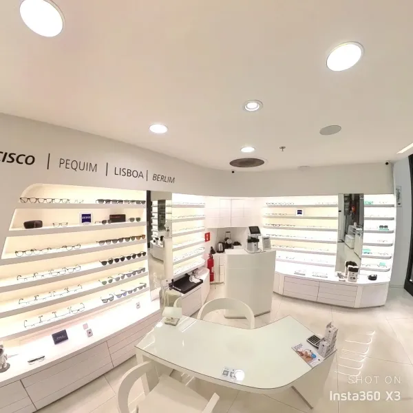 Interior da loja com expositores de armações