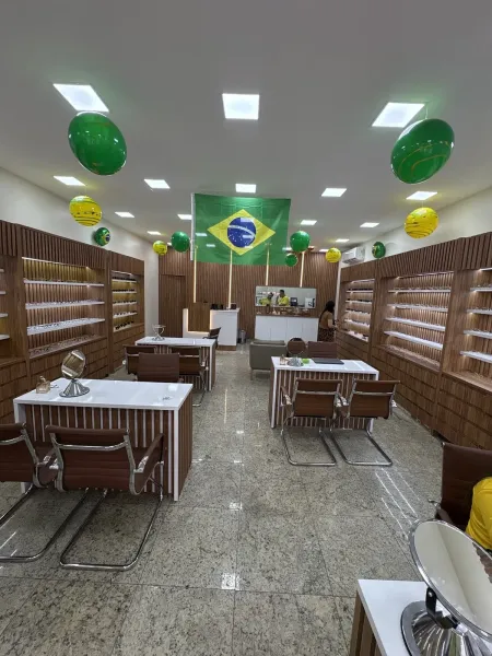 Interior com mesas de atendimento