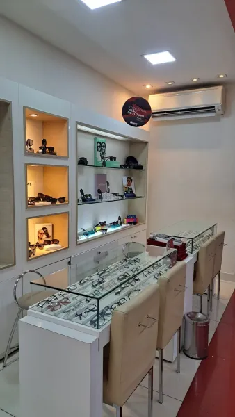 Interior da loja com balcões de atendimento