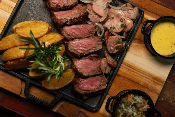 Tábua de carnes grelhadas