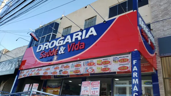 Letreiro da Drogaria Saúde e Vida