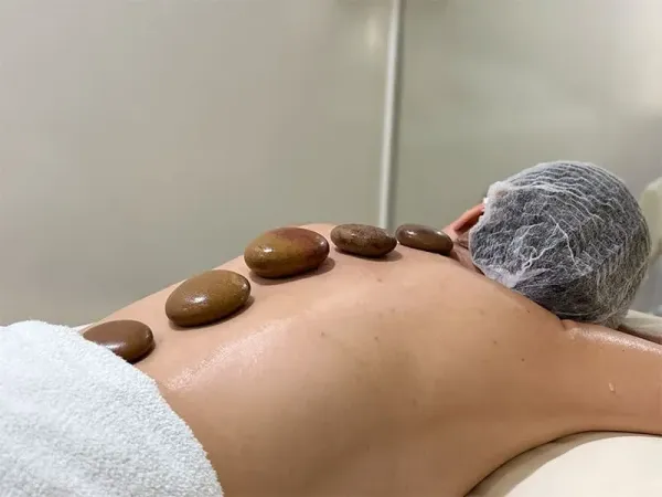 Massagem com pedras quentes