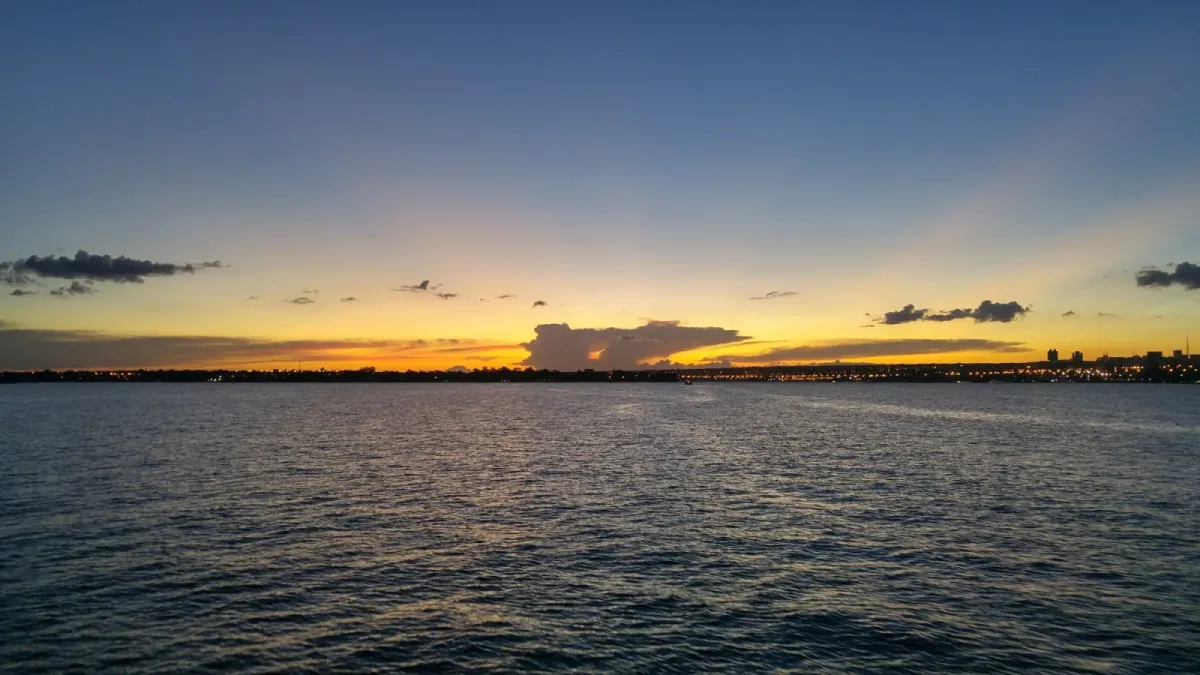 Pôr do sol sobre as águas do Lago Paranoá, com a silhueta de Brasília ao fundo (foto de arquivo)