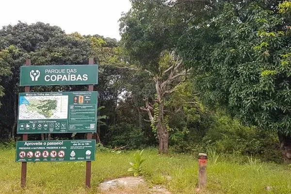 Placa na entrada do parque