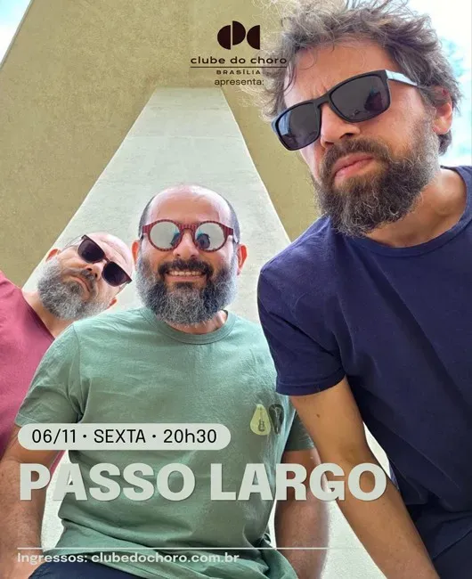 Cartaz do show de 15 anos do Passo Largo, com os três músicos de óculos escuros posando juntos ao ar livre