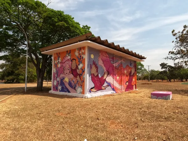 Mural no parque (Wikimedia Commons)