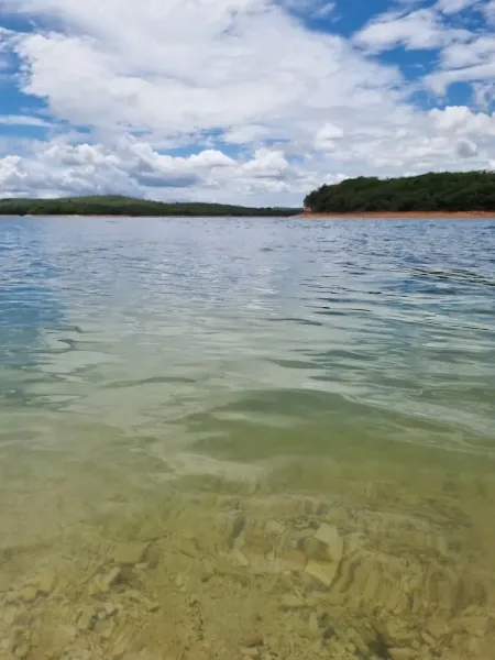 Em dia de sol, dá para ver o fundo do lago