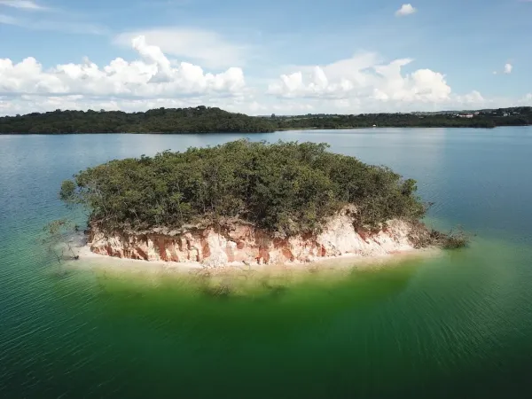 A Ilha do Amor vista do alto, no meio do Lago Corumbá IV
