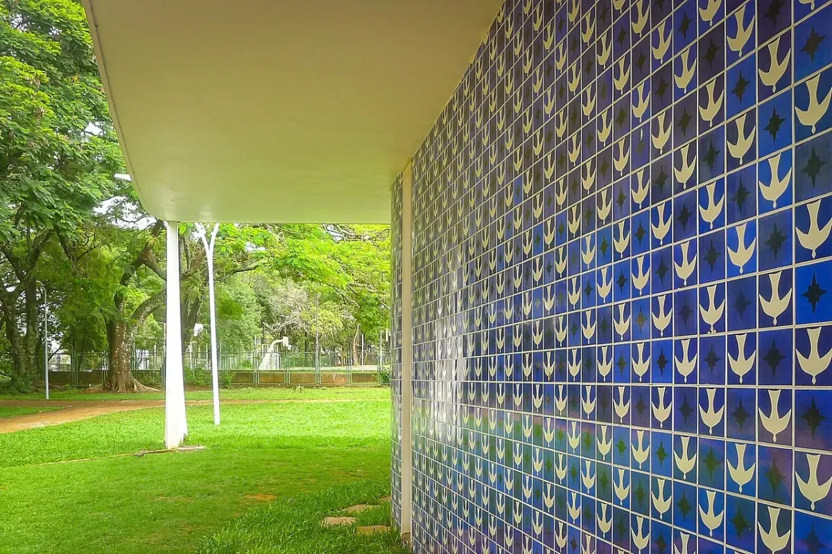 Painel de azulejos azuis e brancos de Athos Bulcão com pombas e estrelas, na Igrejinha Nossa Senhora de Fátima, na Asa Sul (foto de arquivo, não é da exposição)