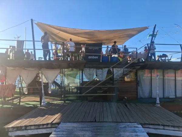 Barco flutuante Lucy Naus