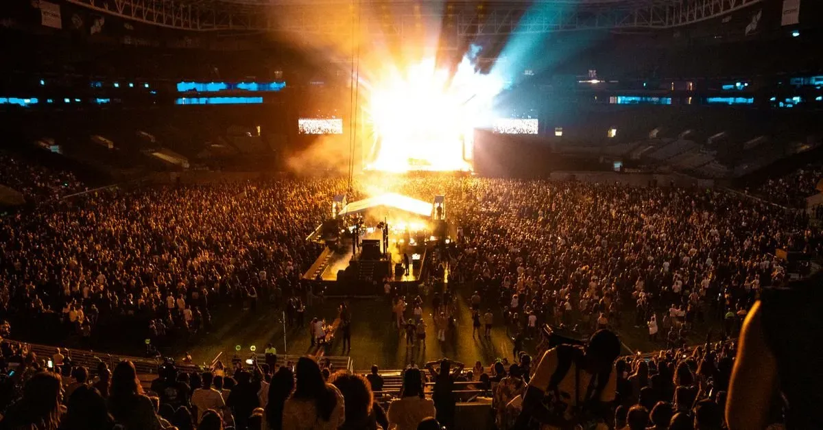 Plateia em show noturno de estádio lotado (imagem ilustrativa, sem crédito informado)