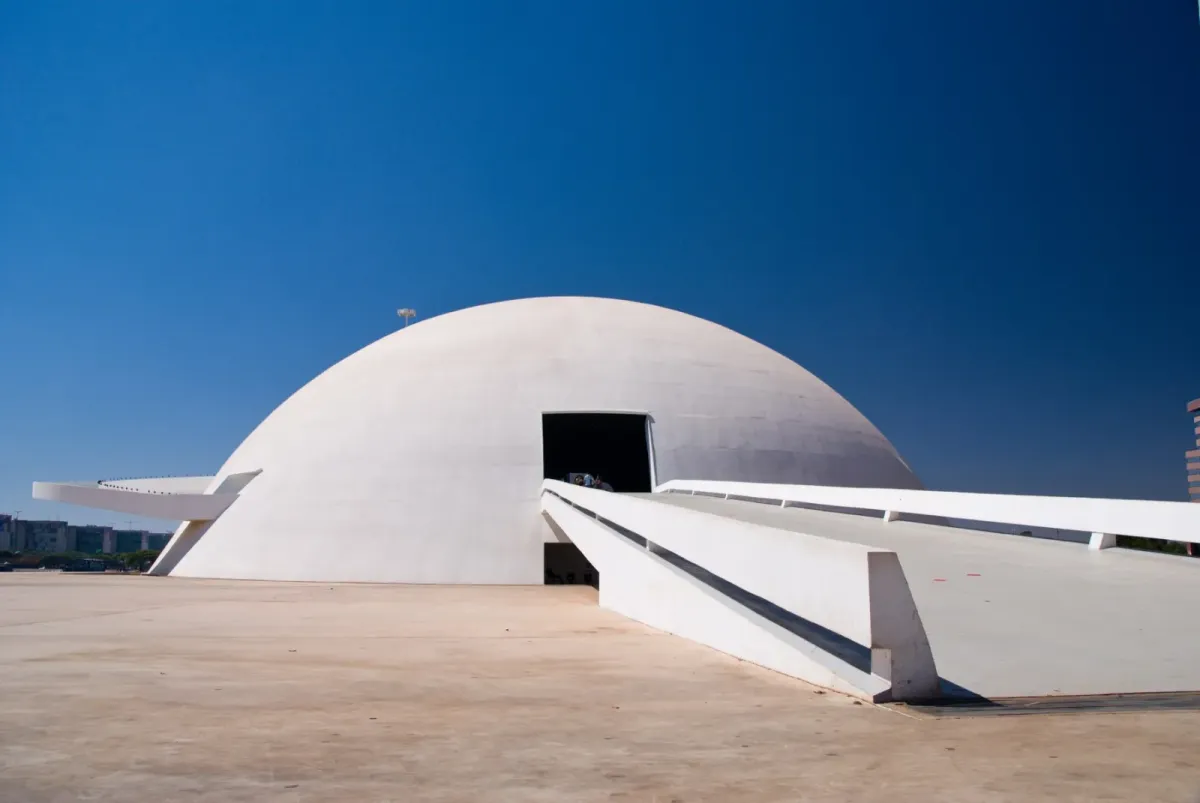 Cúpula branca do Museu Nacional da República, em Brasília, sob céu azul