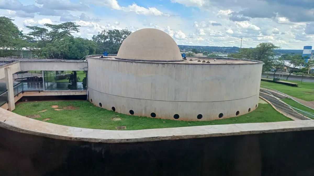 Edifício circular e jardins do CCBB Brasília, visto do alto. Foto: Joalpe/Wikimedia Commons (CC BY-SA 4.0)