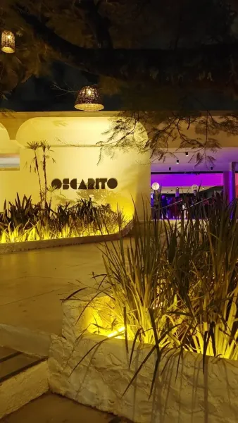 Entrada iluminada à noite