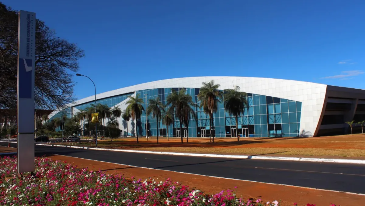 Fachada de vidro e painéis brancos do Centro de Convenções Ulysses Guimarães, em Brasília, sob céu azul (foto de arquivo)