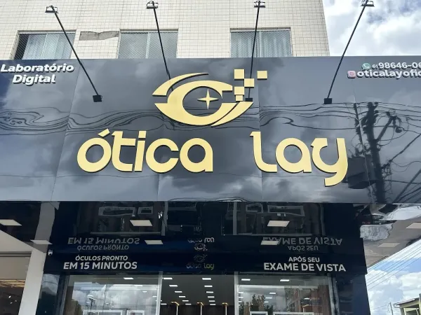 Letreiro da loja com laboratório digital