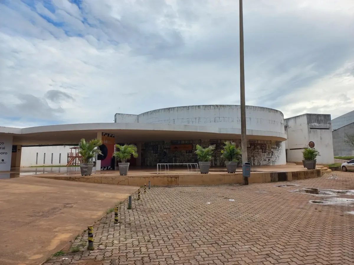 Fachada circular de concreto do Espaço Cultural do Choro, em Brasília, com praça de pedra à frente