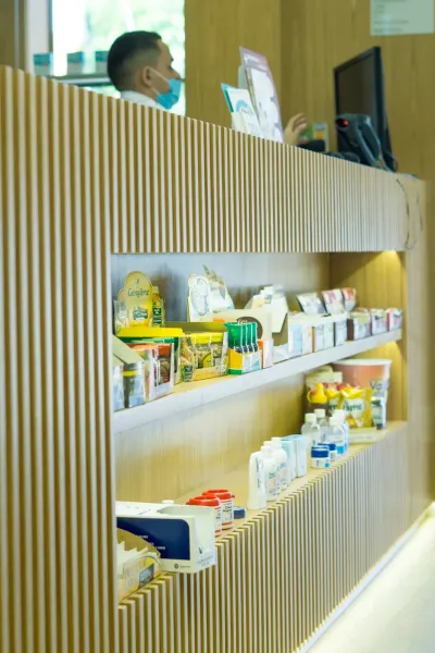 Balcão e prateleiras de produtos naturais