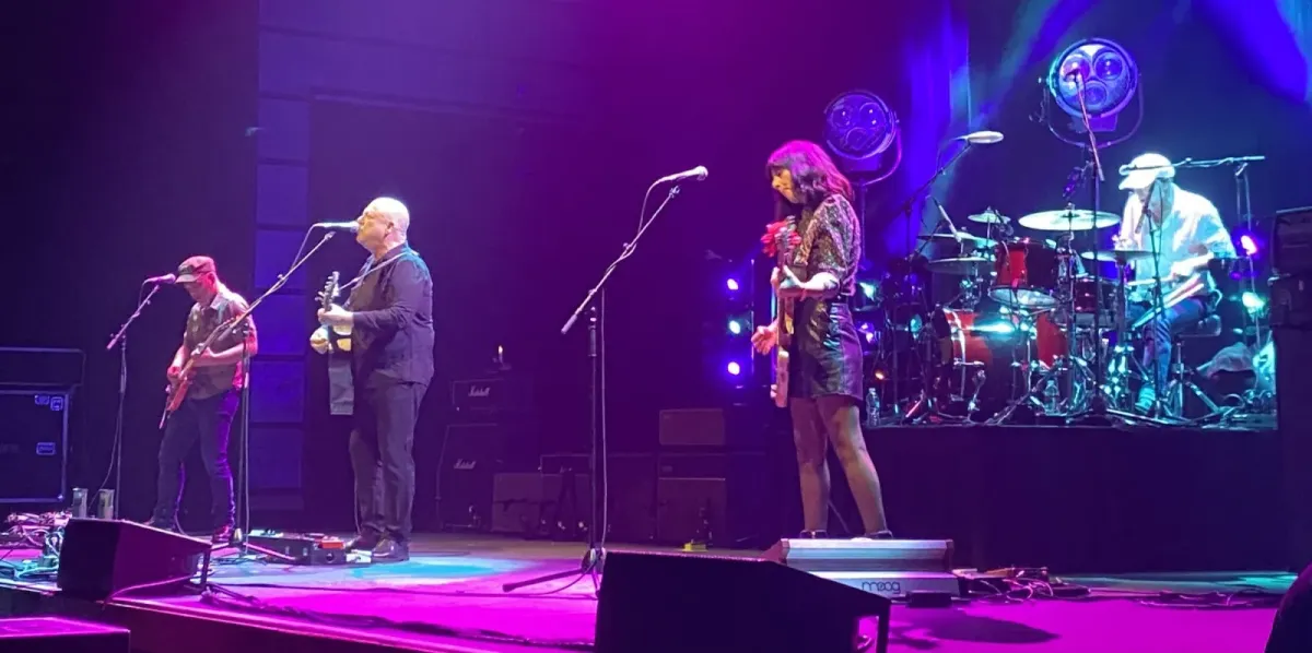 Pixies no palco em show de 2023, com guitarrista, vocalista, baixista e baterista ao fundo (foto de arquivo)