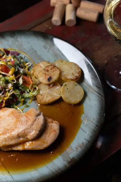 Filé com legumes salteados