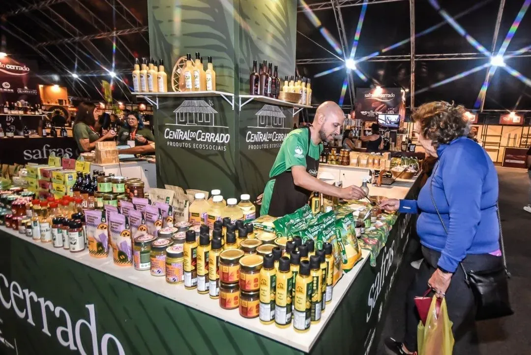 Estande da Central do Cerrado com geleias, azeites e produtos regionais em feira gastronômica do Safras do Cerrado