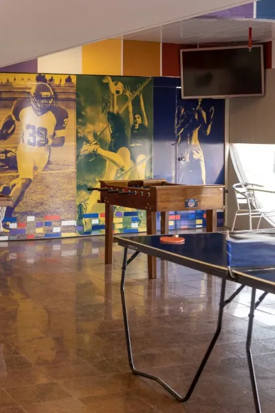 Espaço de lazer com pebolim e ping-pong