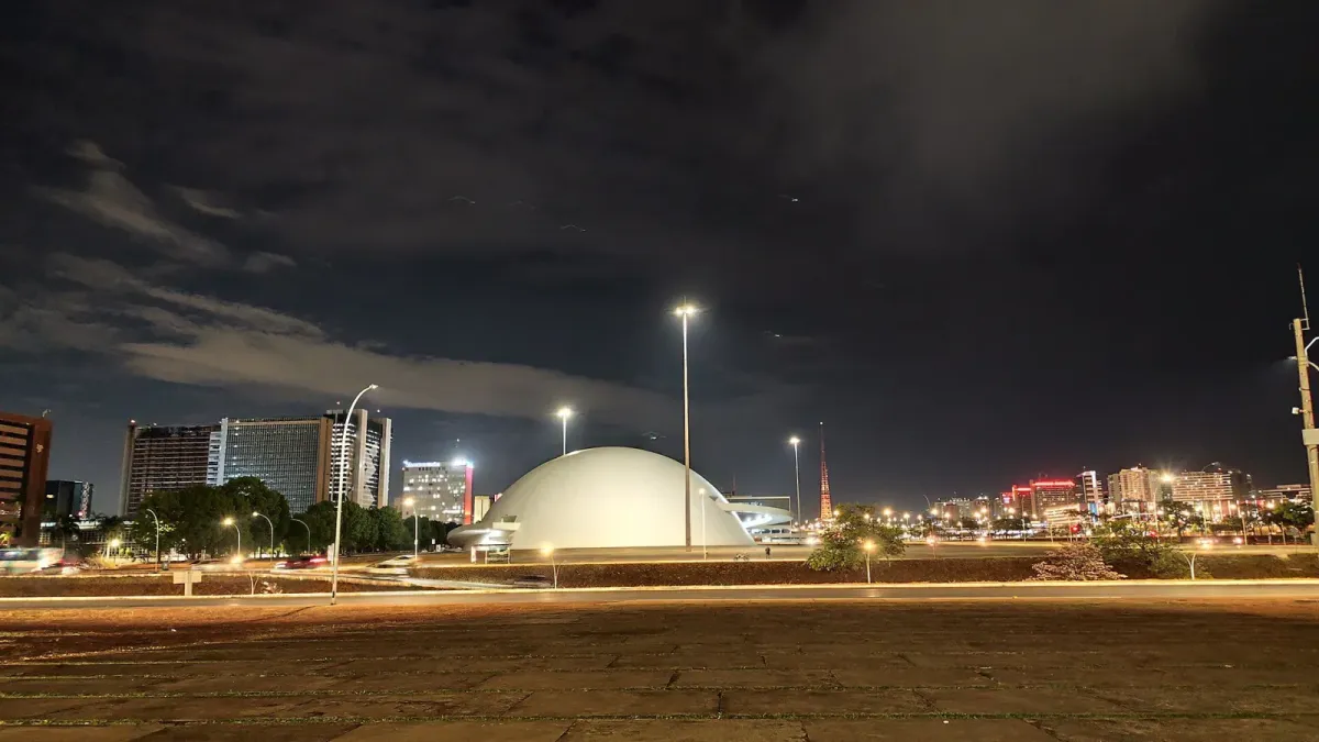 Museu Nacional da República, em Brasília, visto à noite, com a cúpula iluminada ao fundo