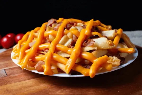 Fritas com bacon e cheddar