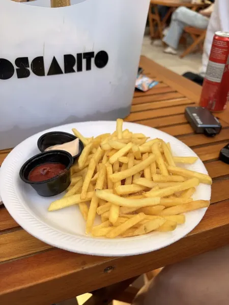 Porção de fritas na mesa