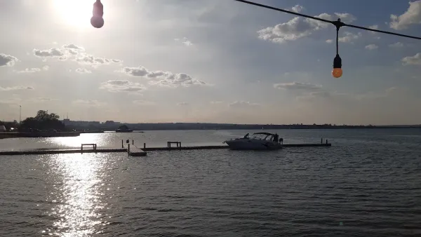 Barco flutuante Lucy Naus
