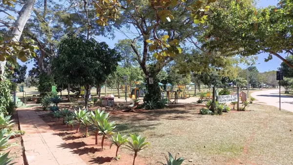 Jardins do parque (Wikimedia Commons)