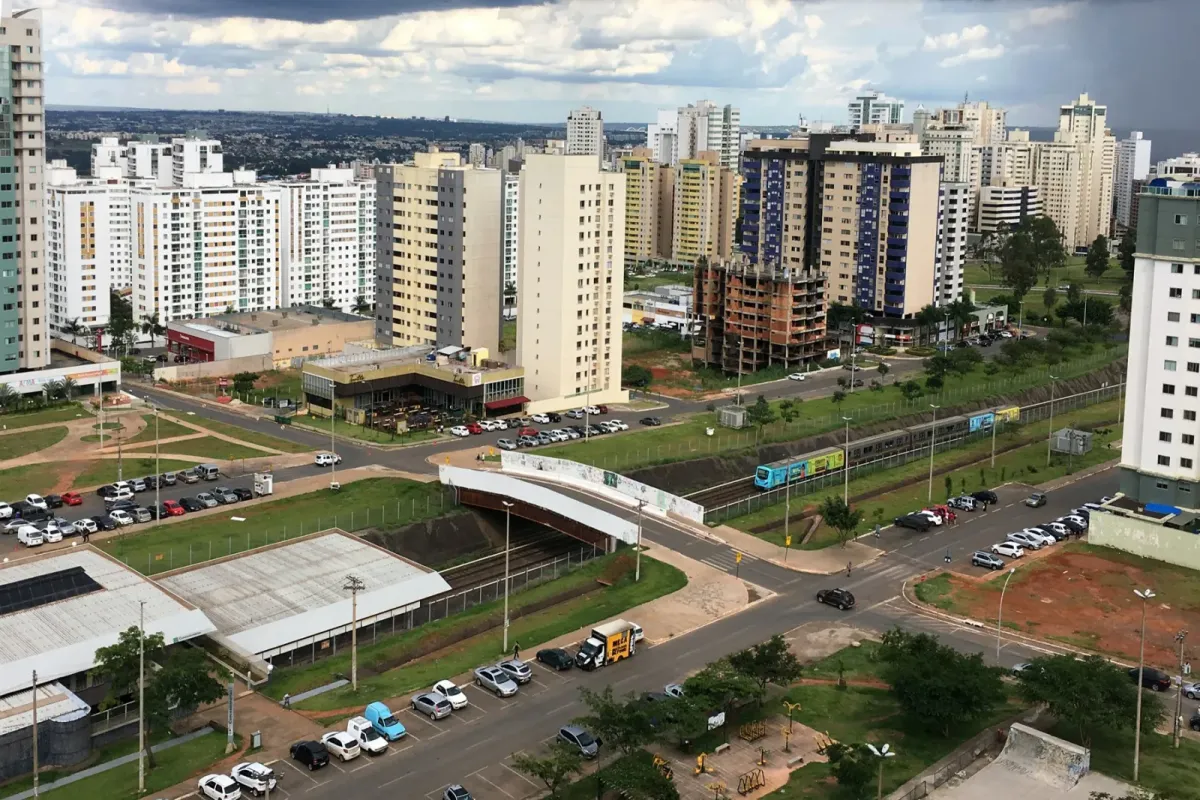 Composição do Metrô-DF no trecho de Águas Claras. Foto: Mariordo/Wikimedia Commons (CC BY-SA 4.0)