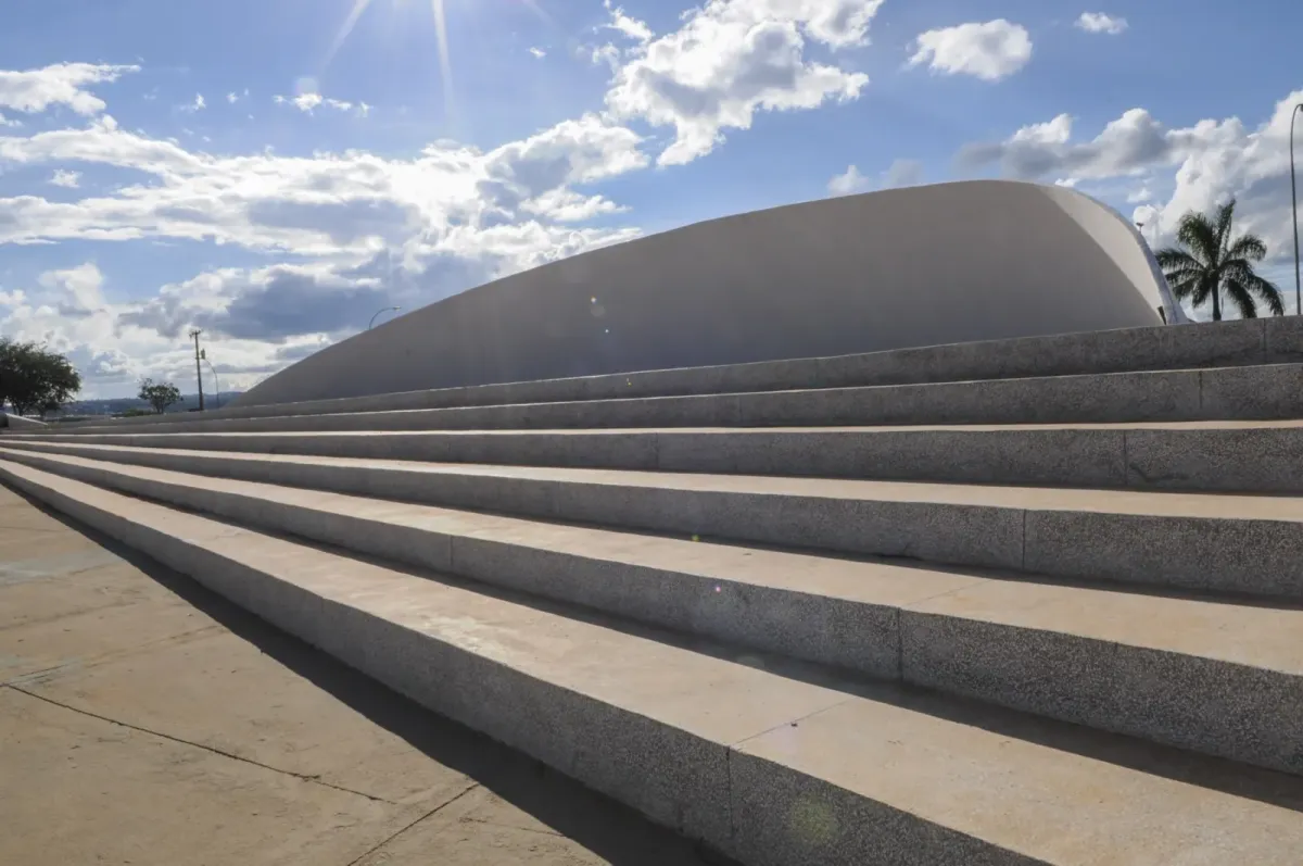 Arquibancada de concreto e a casca da Concha Acústica, projeto de Niemeyer. Foto: Agência Brasília (CC BY 2.0)