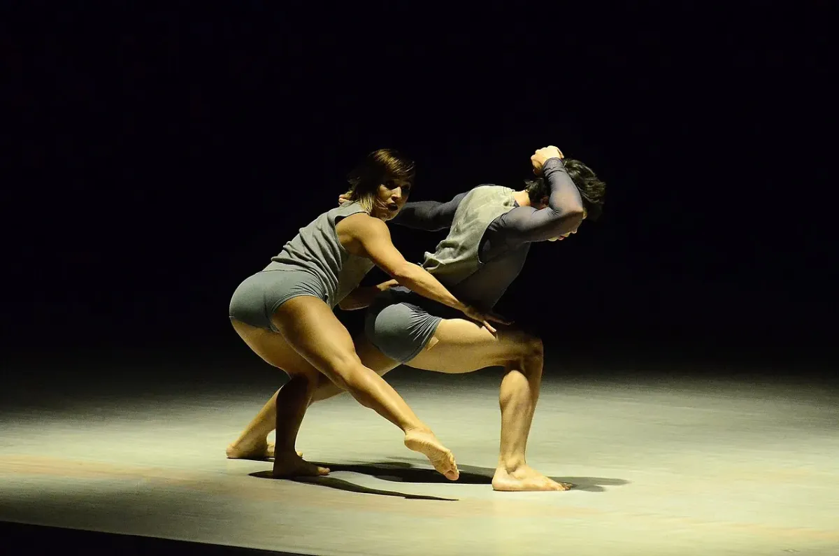 Dois bailarinos da Quasar em "Céu na Boca", outro espetáculo da companhia; a foto não é de "Céu de Pêssego". Foto: Gerardo Lazzari/Wikimedia Commons (CC BY 2.0).