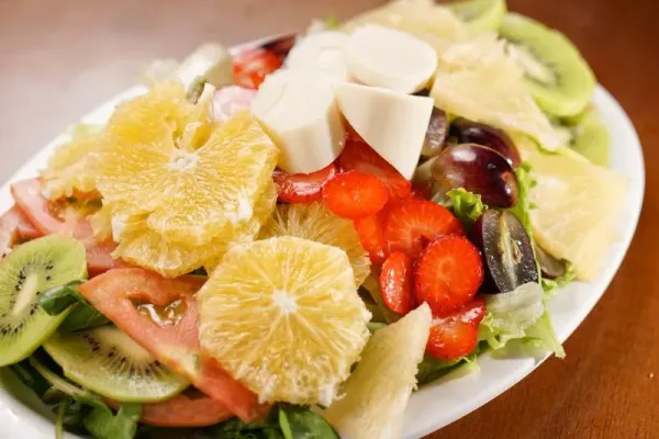 Salada de frutas e folhas