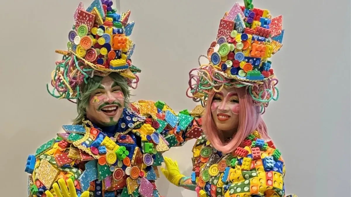Artistas fantasiados com peças coloridas de montar em atividade infantil (Divulgação/Pontão do Lago Sul)