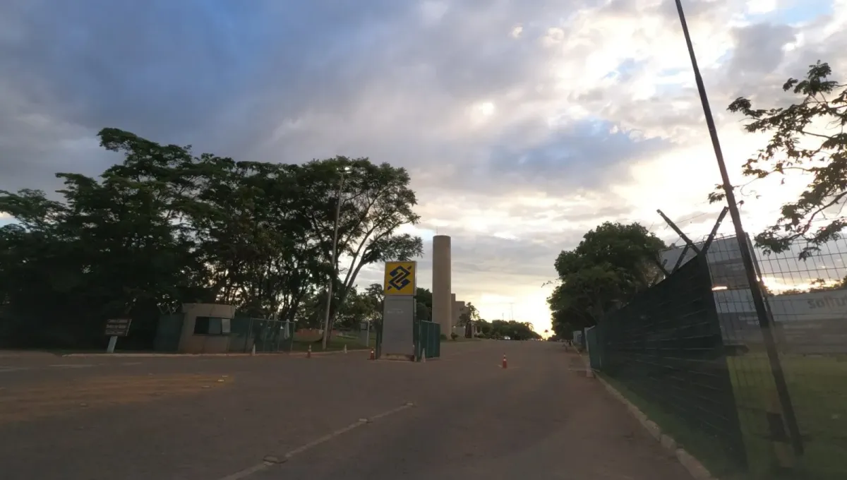 Entrada do CCBB Brasília ao entardecer, com a placa amarela do Banco do Brasil e a torre ao fundo