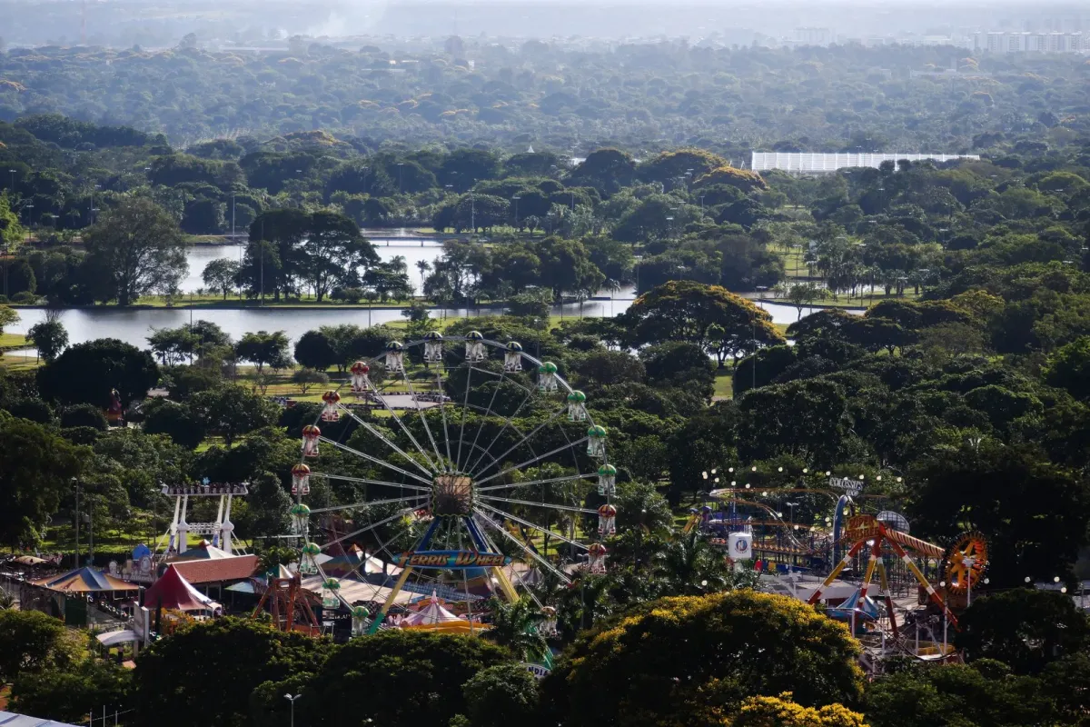 O Nicolândia visto do alto, no meio das árvores do Parque da Cidade, em foto de 2018. Foto: MTur Destinos/Wikimedia Commons (domínio público)