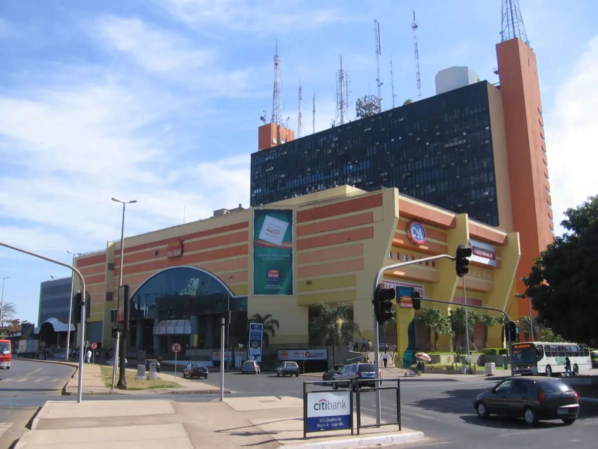 Fachada do Pátio Brasil Shopping, no Setor Comercial Sul, em Brasília, com a torre comercial ao fundo
