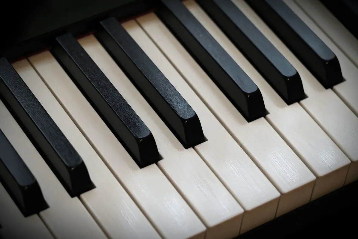 Teclas brancas e pretas de um piano em close
