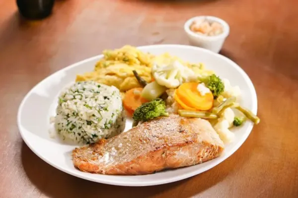 Salmão grelhado com legumes