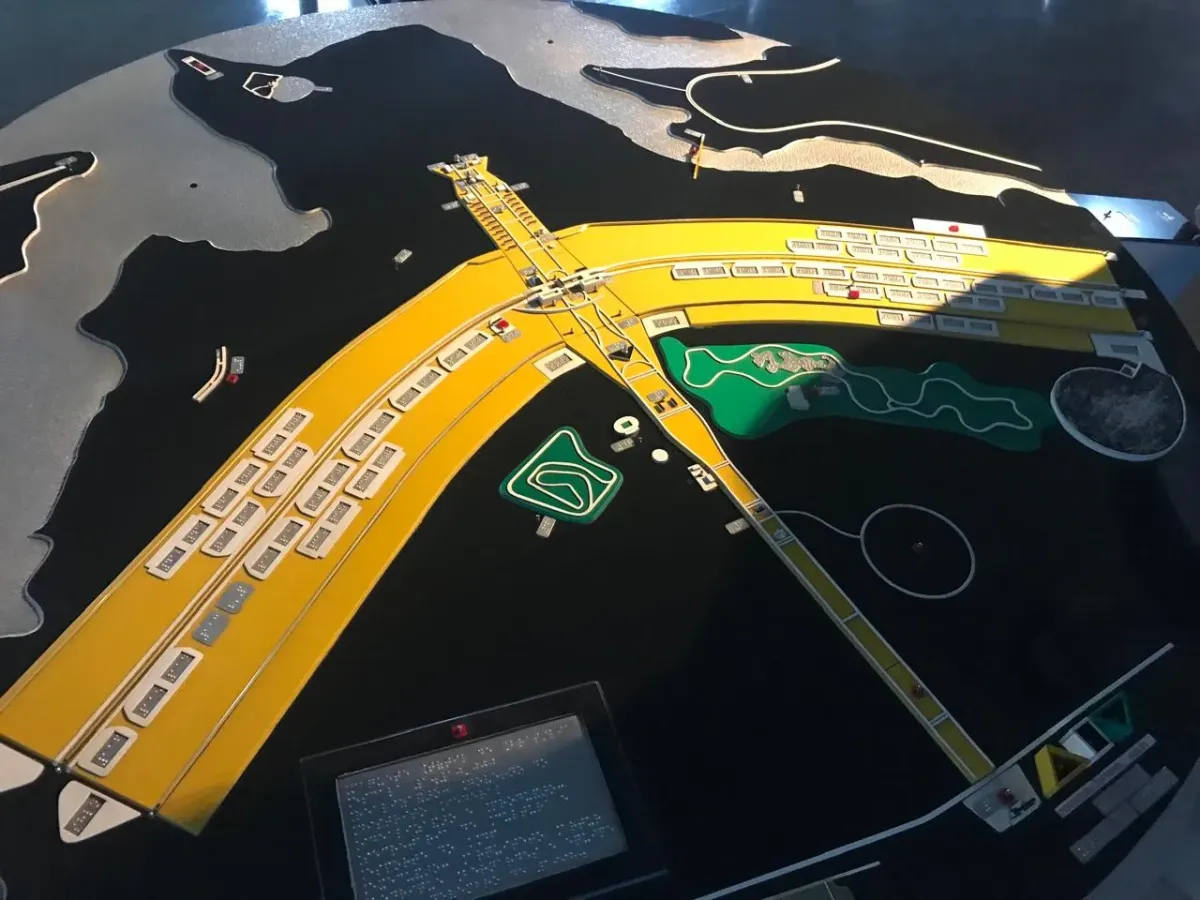 Maquete tátil do Plano Piloto de Brasília com legendas em braille, no Espaço Lúcio Costa