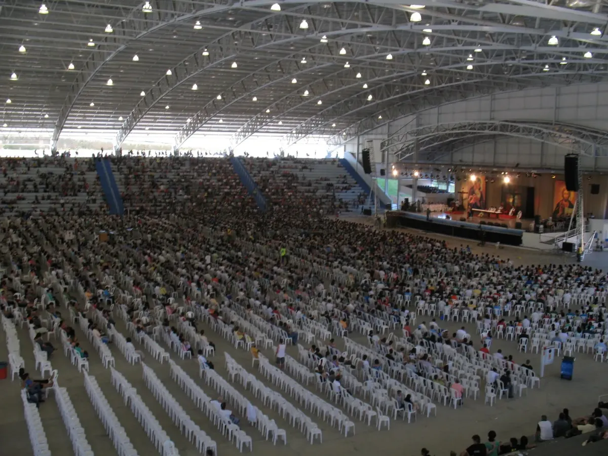 Plateia lotada em pavilhão coberto durante missa da Canção Nova em Cachoeira Paulista (SP); foto de arquivo, não é do evento em Taguatinga