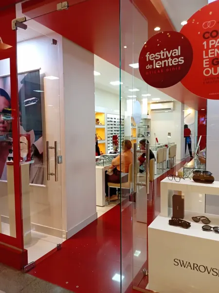 Entrada e vitrine da loja