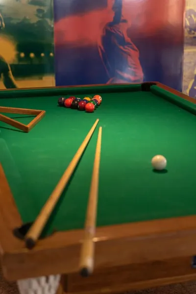 Sala de jogos com mesa de sinuca